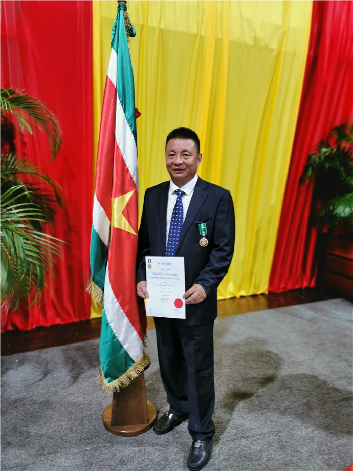 苏里南华裔总统图片